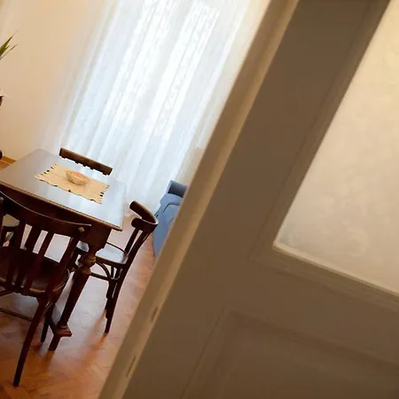 Domus Liberta - Art Nouveau Stazione Проживание в семье