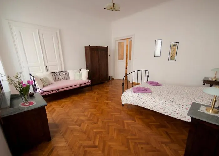 Homestay Domus Liberta - Art Nouveau Stazione